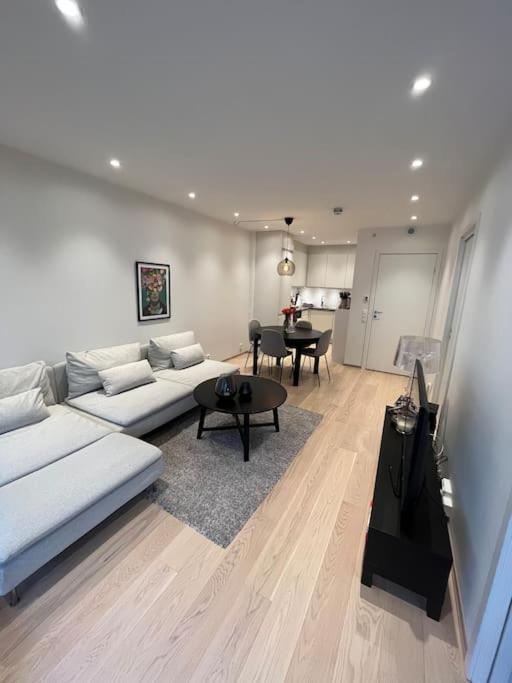 Moderne Selveierleilighet Med Terrasse I 5.etasje
