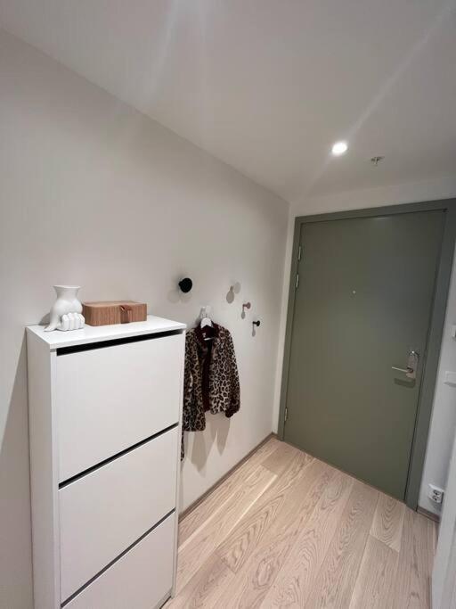 Moderne Selveierleilighet Med Terrasse I 5.etasje Apartamento